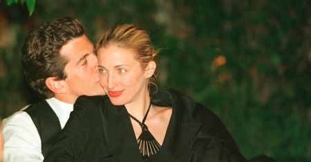 Carolyn Bessette-Kennedy była ikoną stylu. Te stylizacje nadal są na czasie!