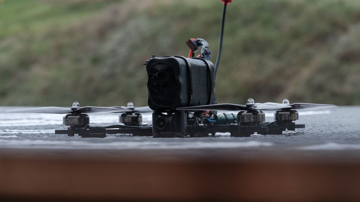 FPV (First-person view) drone flying during one of the tests carried out in the ?Wild Drones? tournament, organised by the Ukrainian Armed Forces this weekend in the city of Kamianets, Ukraine, 05 October 2025. More than 250 people took part in the event, where 20 drone teams from different army brigades and training centres competed. It is the first military event of its kind to be held anywhere in the world, and it has enabled drone specialists from different units to connect with each other. EPA/Maria Senovilla Dostawca: PAP/EPA.