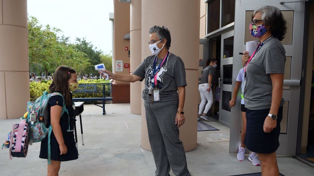 Dzieci wracają do szkół. To sprzyja rozprzestrzenianiu się COVID-19