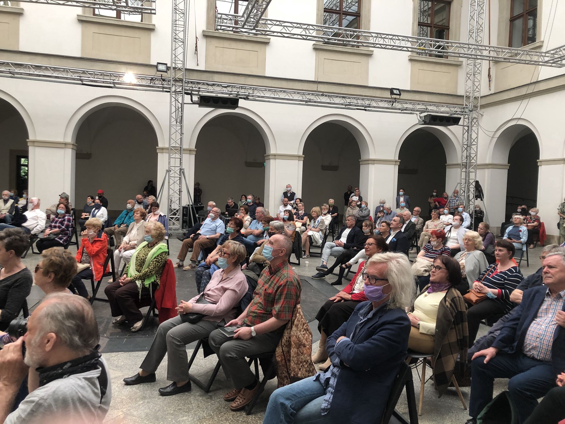 Widownia oglądająca występa Jana Pietrzaka w CSW
