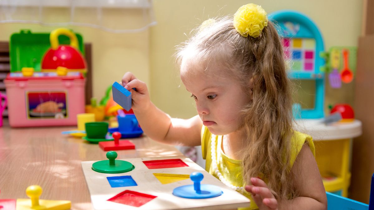 Zabawa dla dzieci z autyzmem umożliwia uniknięcie niechcianego kontaktu, skupienie się na wykonywaniu czynności w określonym schemacie.