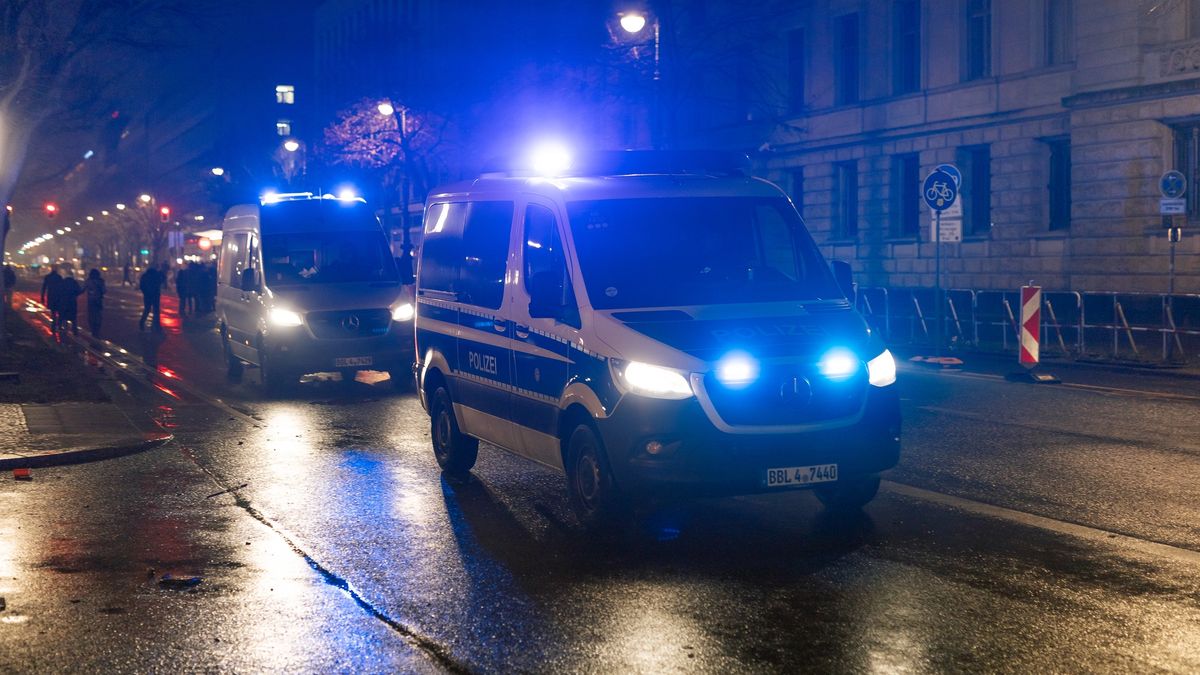 Ośmiu nastolatków miało dopuścić się ataku seksualnego.