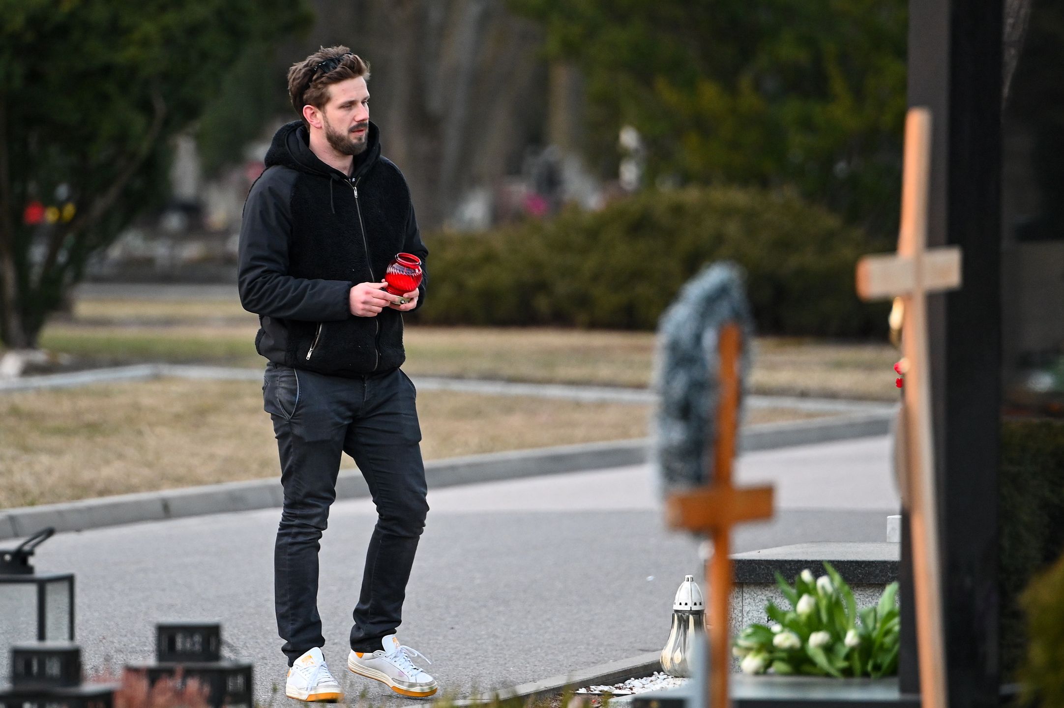 Antek Królikowski odwiedza grób ojca w towarzystwie paparazzi