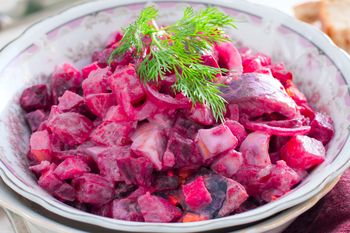 Zamiast zwykłej sałatki śledziowej przygotowuję tę z burakami. Znika w okamgnieniu