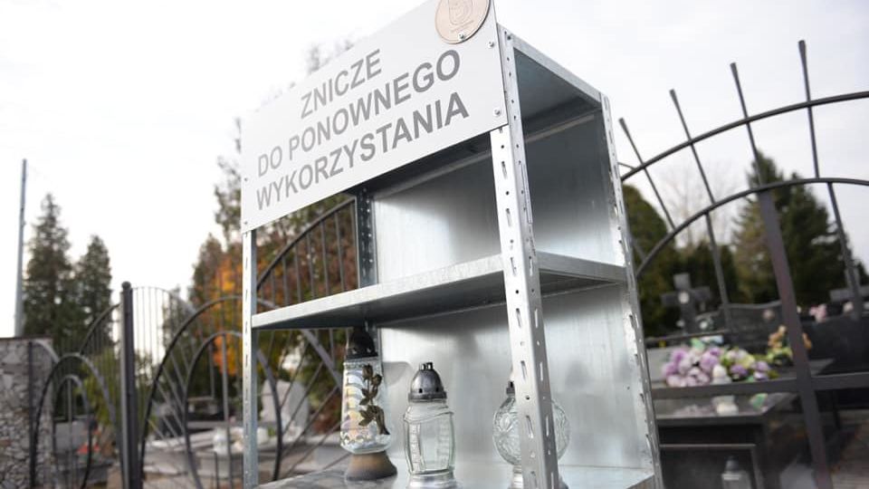 Regał na znicze przed cmentarzem w Świdniku