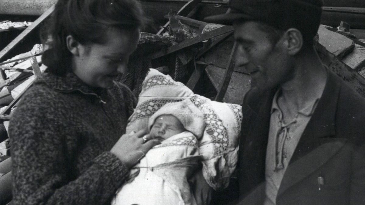 Par trzymała na rękach niemowlę