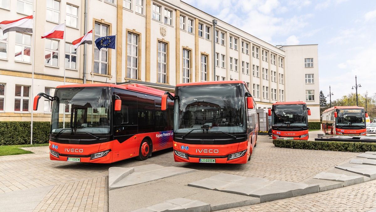Nowe autobusy przed Urzędem Marszałkowskim