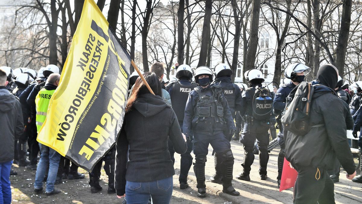 Protesty na obchodach rocznicy smoleńskiej