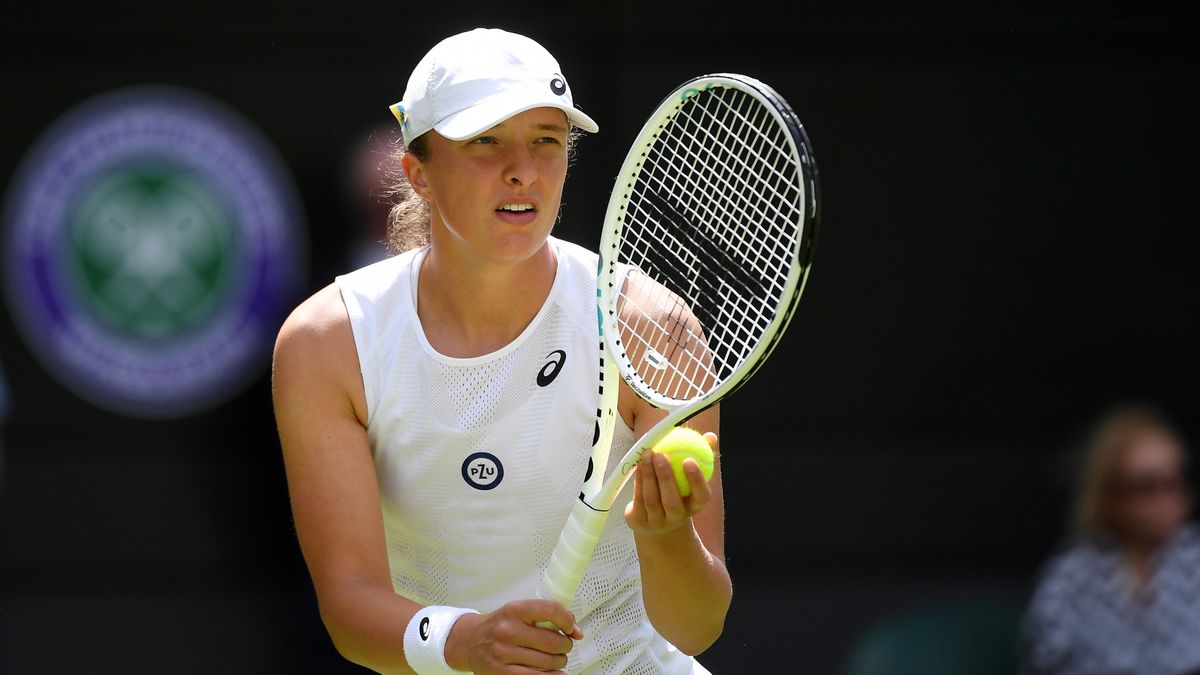 Iga Swiatek of Poland serves in the women's first round match against Jana Fett of Croatia at the Wimbledon Championships, in Wimbledon, Britain, 28 June 2022. EPA/ANDY RAIN EDITORIAL USE ONLY Dostawca: PAP/EPA.