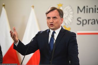 Sprzedał mieszkanie, zainwestował w dolary i kupił broń. Prześwietlamy oświadczenie Zbigniewa Ziobry