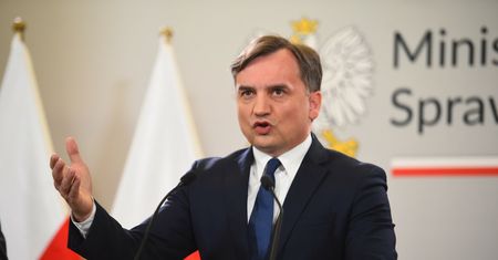 Sprzedał mieszkanie, zainwestował w dolary i kupił broń. Prześwietlamy oświadczenie Zbigniewa Ziobry