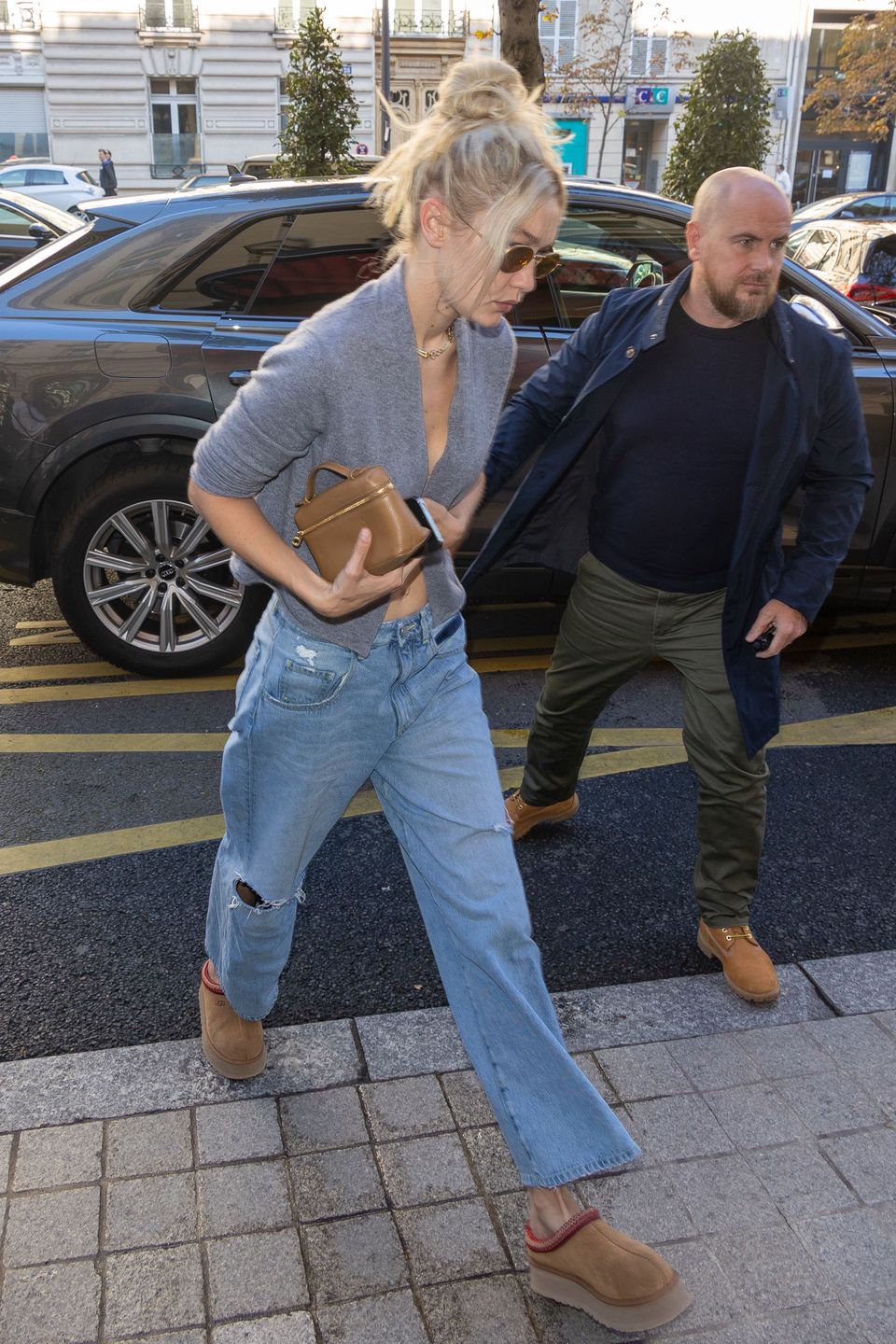 Gigi Hadid w klapkach mules