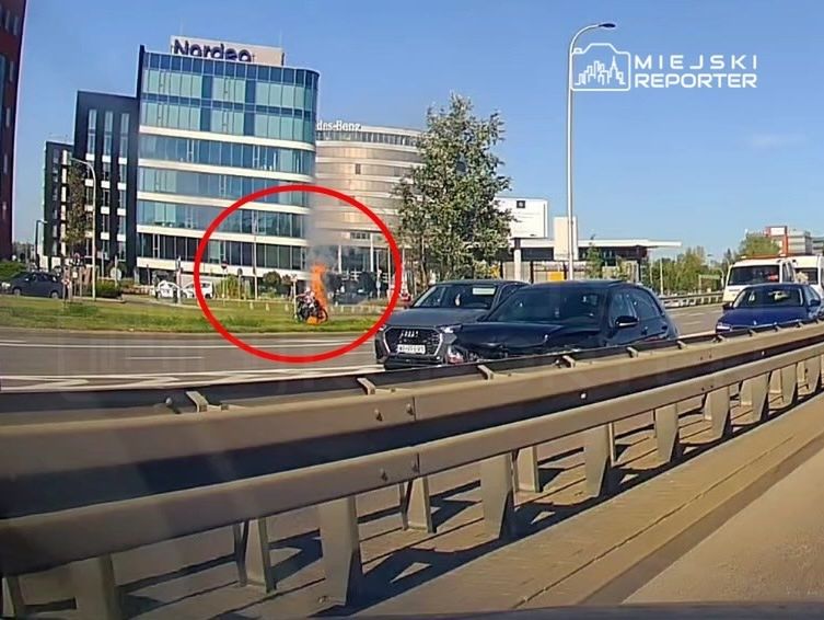 Warszawa: Wózek inwalidzki stanął w ogniu. Ruszyła zbiórka dla poszkodowanego