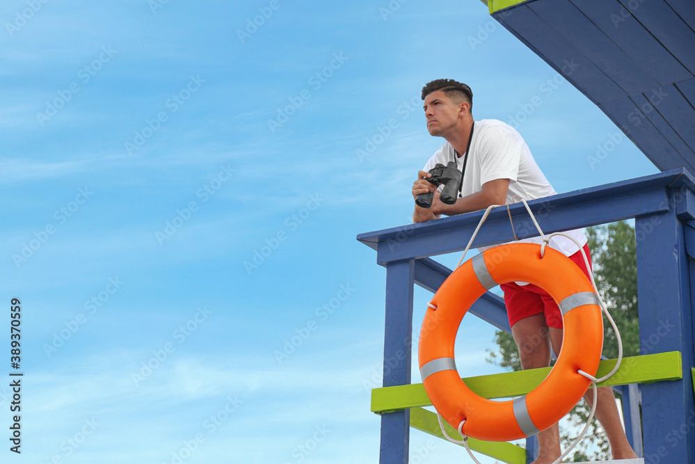 Miało być oszczędniej na plaży w Świnoujściu. Ale jako ratowników zatrudniono osoby z całej Polski