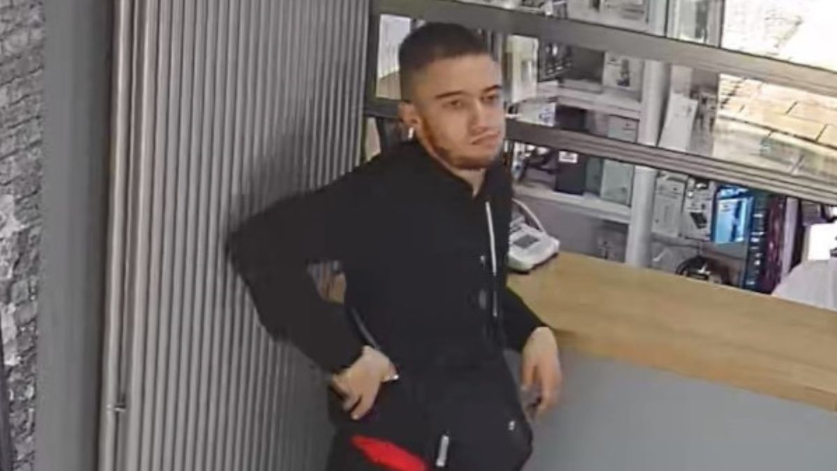 Warszawscy policjanci próbują ustalić jego tożsamość.