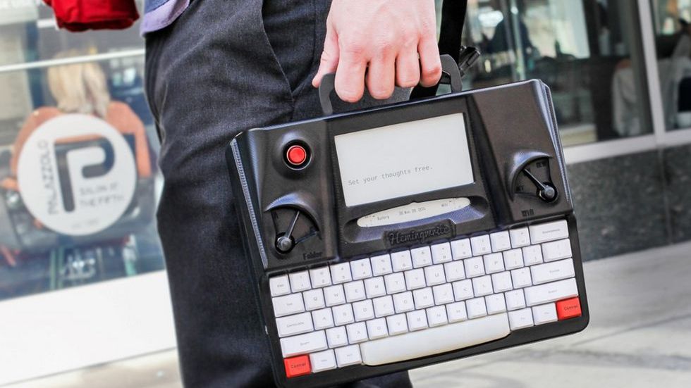 Cudownie bezsensowny, zachwycający gadżet:  połączenie maszyny do pisania i e-papieru 1