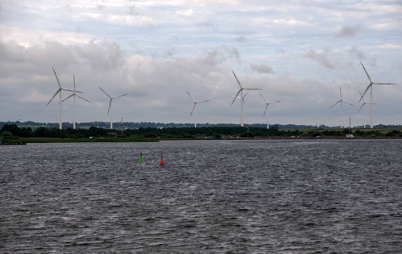 Półwysep Helski z widocznymi wiatrakami elektrowni wiatrowej 
