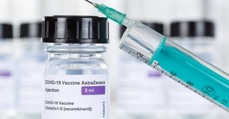 AstraZeneca kontra Omikron. Kolejny koncern farmaceutyczny pracuje nad szczepionką na nowy wariant koronawirusa