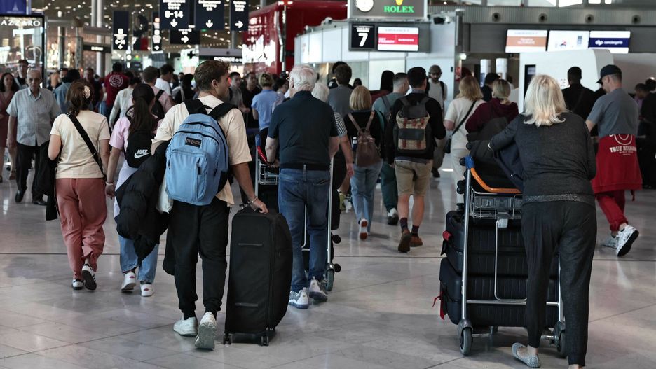 Strajk francuskich kontroler�w ruchu lotniczego
Passengers carry their luggages at Roissy Charles-de-Gaulle airport, outside Paris, on July 3, 2025, as French air traffic controllers launched a two-day strike to demand better working conditions, disrupting travel for tens of thousands of people at the start of a summer holiday season. (Photo by Thibaud MORITZ / AFP)
THIBAUD MORITZ