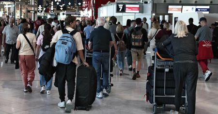 Paraliż lotów na samym początku wakacji