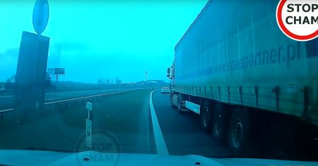 Burza w internecie. Czy kierowca dobrze zareagował?
