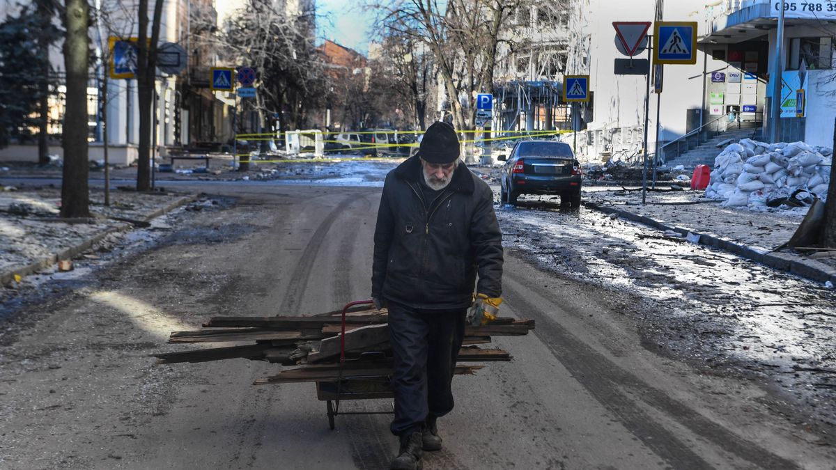  Charków, Ukraina, 20.03.2022. Mężczyzna z drewnem na opał na jednej z ulic bombardowanego przez wojska rosyjskie Charkowa, 20 bm. Trwa inwazja Rosji na Ukrainę. (jm) PAP/Andrzej Lange