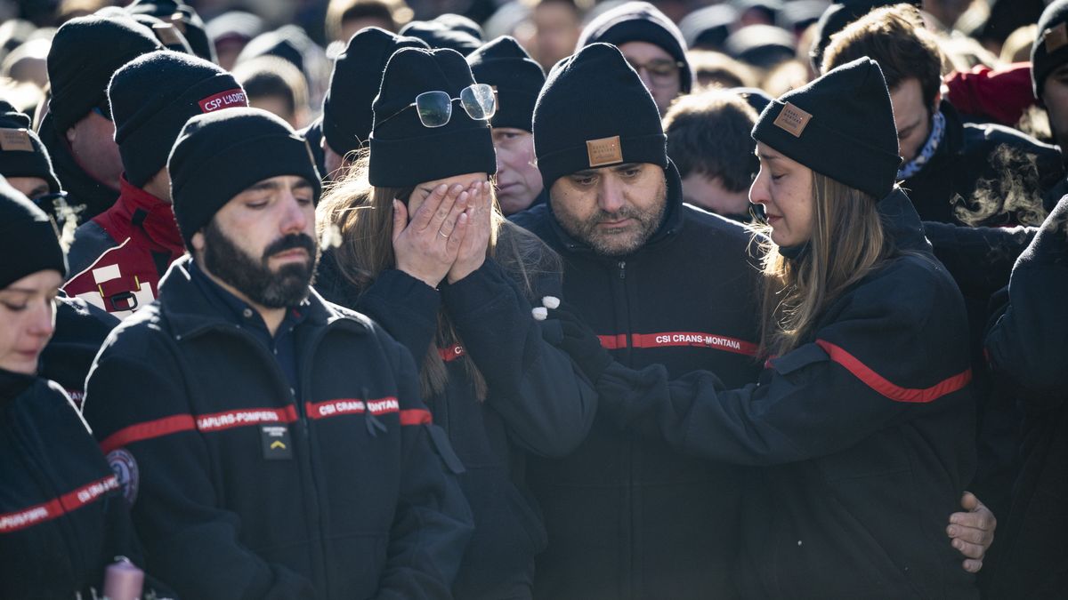 The firefighters of Crans-Montana, the first responders in the fire at the 'Le Constellation' bar and lounge, show emotions as they gather around flowers and candles to commemorate the victims, in Crans-Montana, Switzerland, 04 January 2026. At least 40 people lost their lives and over 100 were severely injured in the fire that devastated the bar 'Le Constellation' on New Year's Eve in the Swiss Alps resort of Crans-Montana. EPA/JEAN-CHRISTOPHE BOTT Dostawca: PAP/EPA.