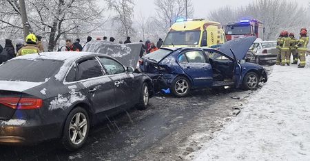 Pijana kobieta doprowadziła do groźnego wypadku. Cztery osoby w szpitalu, w tym trójka dzieci