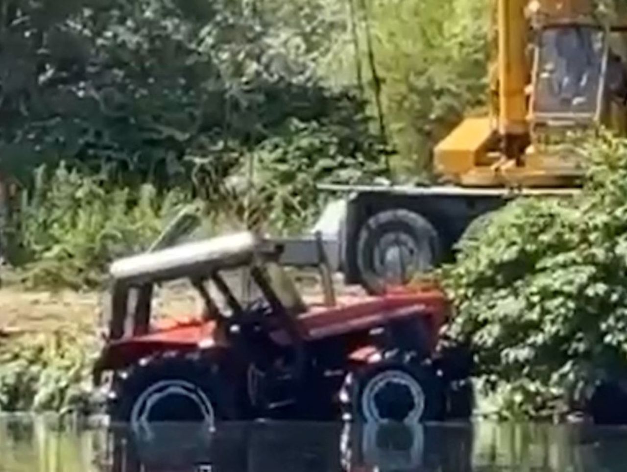 Tragiczny wypadek podczas koszenia traw. Ciągnik wpadł do rzeki