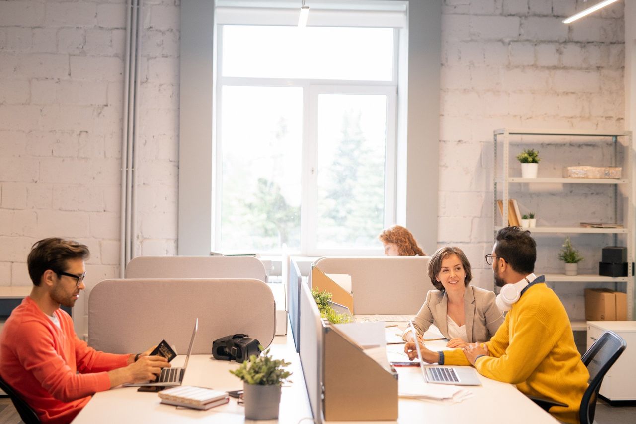 Efekt bumerangu po rewolucji AI. Zwolnieni pracownicy wracają do firm