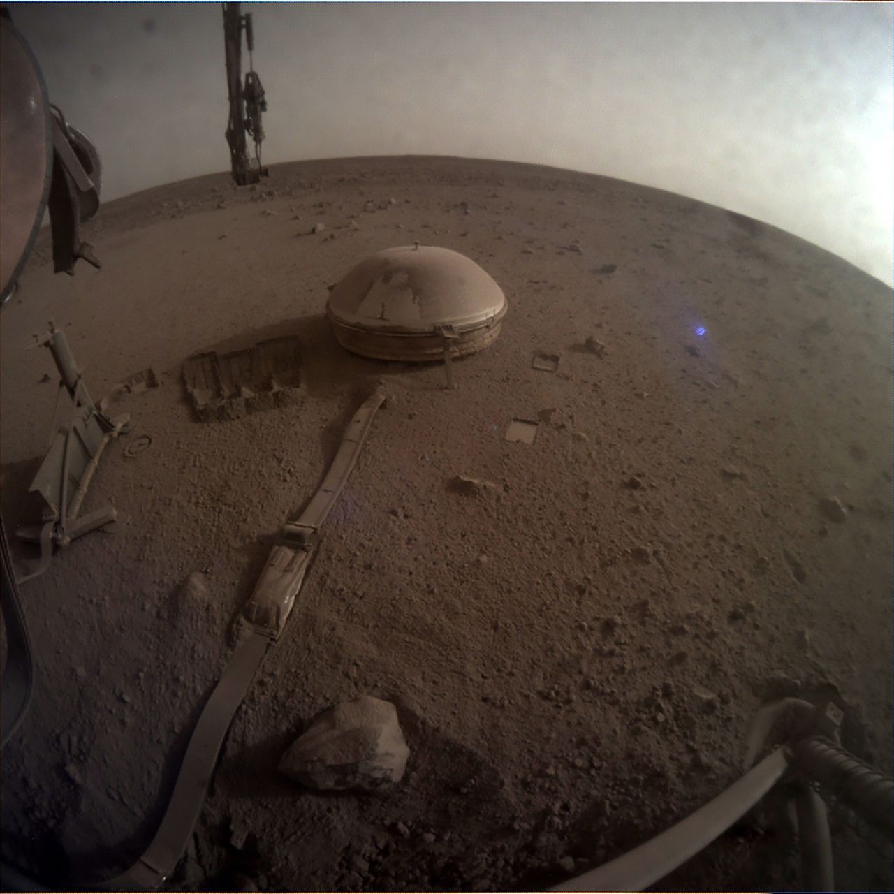 Łazik InSight wysłał nowe zdjęcia z Marsa. To być może jego ostatni materiał