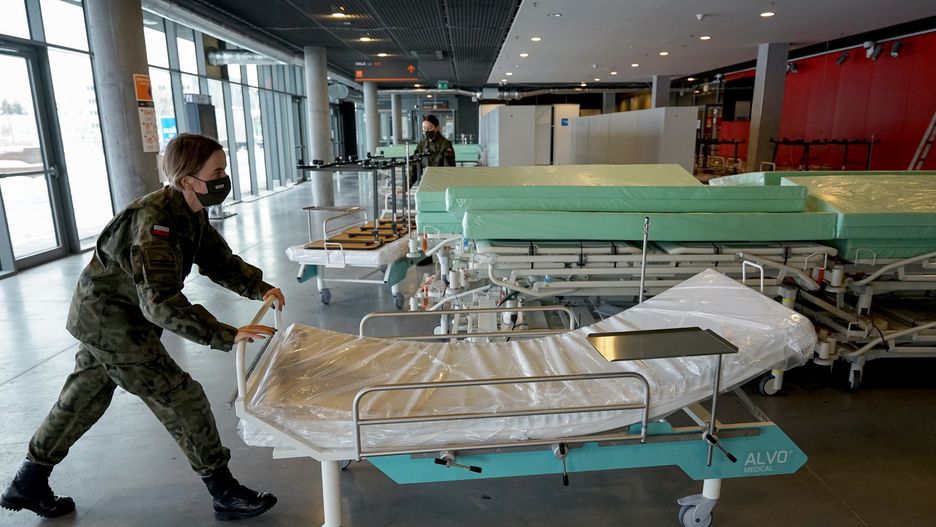 Szpitale tymczasowe, w których rząd chciał zapewnić 6,5 tys. miejsc dla pacjentów z COVID-19, na razie świecą pustkami