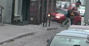 Zrobił to w centrum miasta. Wszystko nagrały kamery