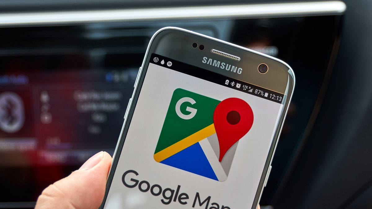 Android Auto i Apple CarPlay w samochodach Mazdy, depositphotos