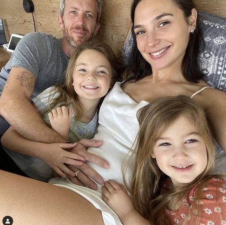 Gal Gadot z mężem i córkami oznajmia, że jest w ciąży