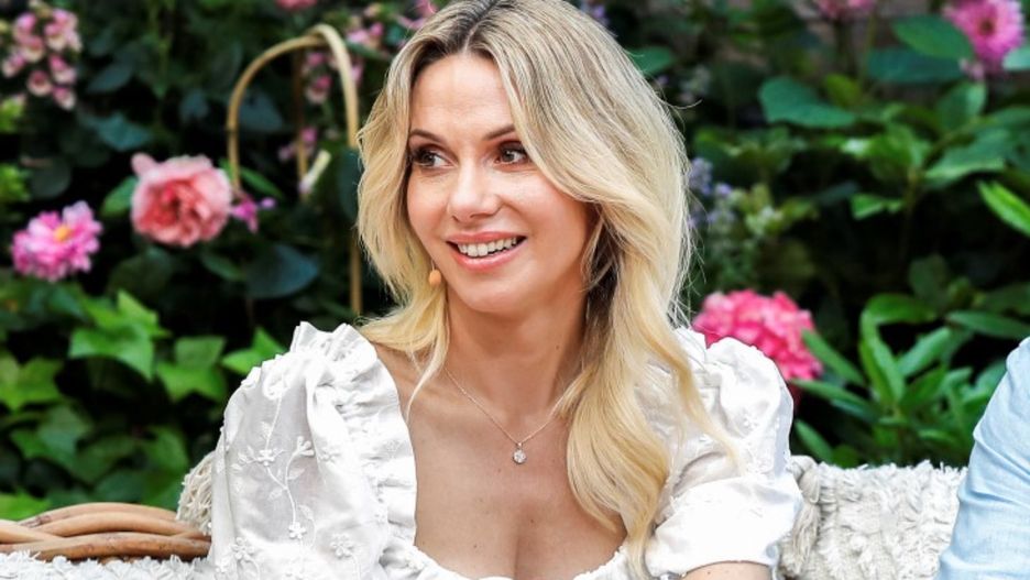Małgorzata Opczowska pokazała się na planie "PnŚ" w różowym komplecie 