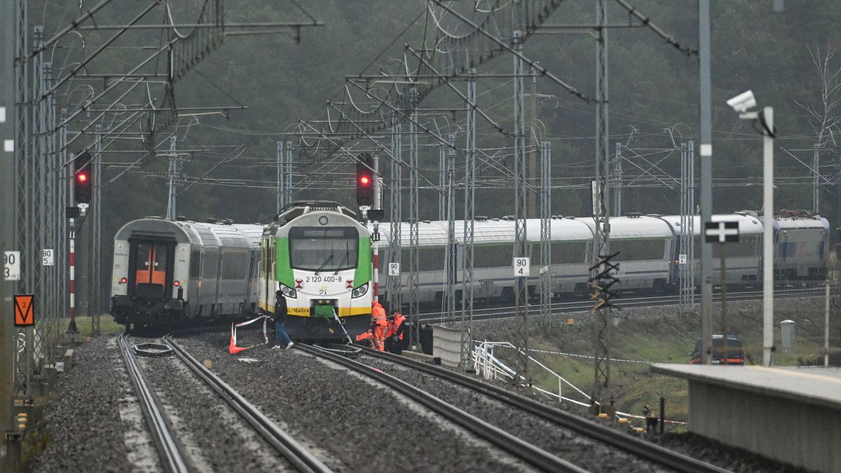 dzia�ania s�u�b
Mika (pow. garwoli�ski), 17.11.2025. Dzia�ania s�u�b przy zniszczonym fragmencie torowiska na trasie D�blin-Warszawa przy stacji kolejowej Mika, 17 bm. Premier Donald Tusk og�osi�, �e dosz�o do aktu dywersji; eksplozja �adunku wybuchowego zniszczy�a tor kolejowy. (amb) PAP/Wojtek Jargi�o
Wojtek Jargi�o
dywersja, kolei mazowieckich, kolej, kolejowe, poci�g, tory, uszkodzenie, uszkodzone, wysadzenie, wysadzone, �yczyn