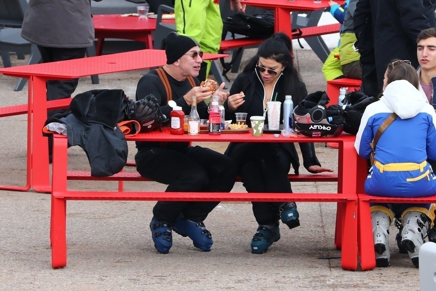 Jeff Bezos i Lauren Sanchez na nartach w Alpach