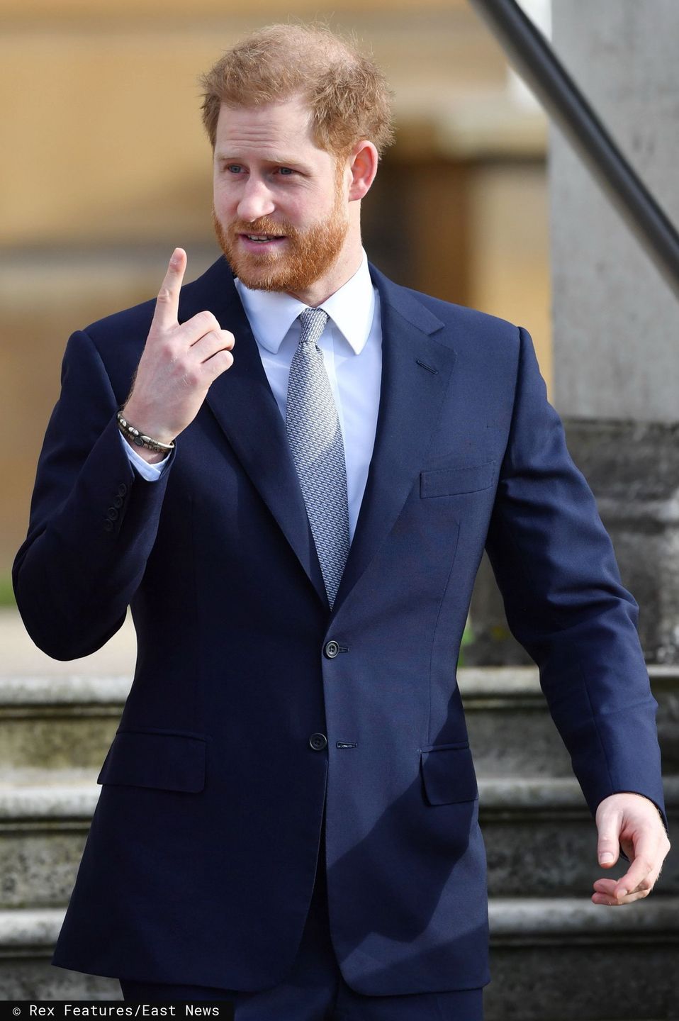 Książę Harry "grożący palcem" fotoreporterom