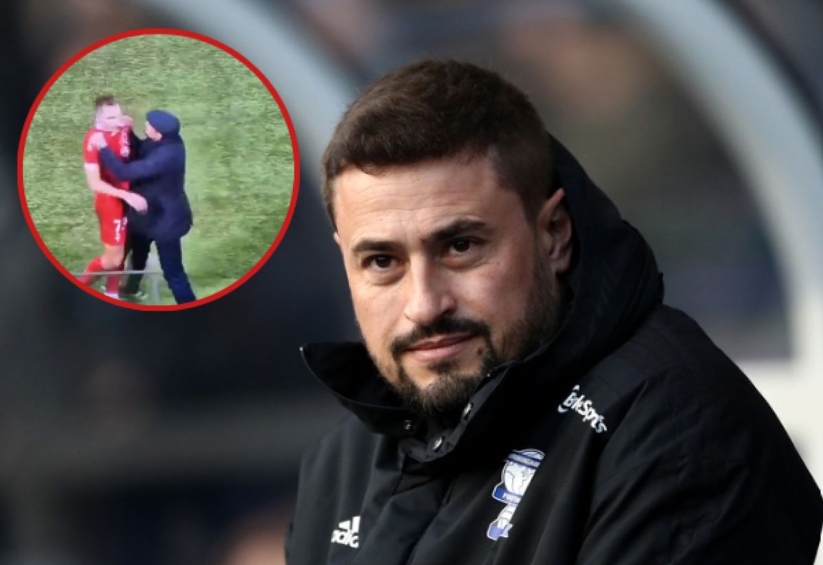 Coach of Triestina, Pep Clotet, tugged a player after a red card.