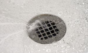 Wrzuć dwie tabletki. Odpływ szybko się udrożni