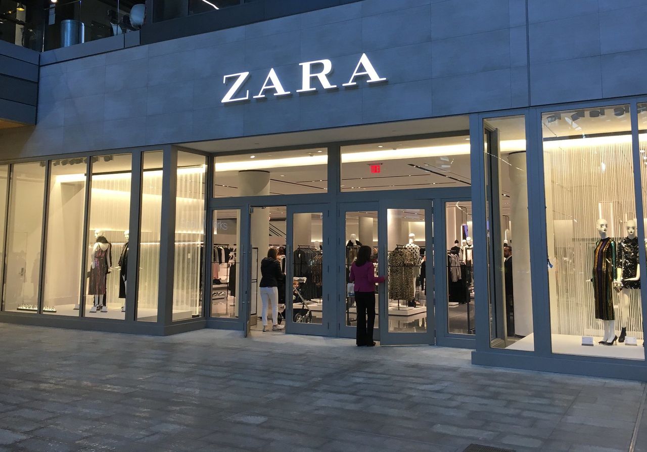 Właściciel Zary zarobił o 70 procent mniej. Nadrabiał straty w internecie