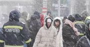 Zmarznięci uchodźcy na granicy z Rumunią uciekają przed wojną