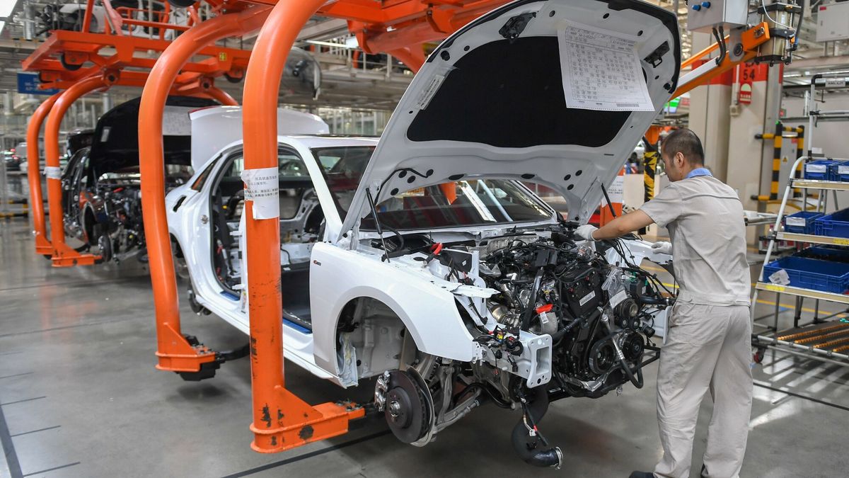 arch42
(201012) -- CHANGCHUN, Oct. 12, 2020 (Xinhua) -- A worker assembles a car at a factory of the First Automotive Works (FAW) Group Co., Ltd. in Changchun, capital of northeast China's Jilin Province, Sept. 1, 2020. China's leading automaker First Automotive Works (FAW) Group Co., Ltd. sold 2,656,744 vehicles in the first three quarters of the year, up 8 percent year on year, according to corporate sources. (Xinhua/Zhang Nan)
Zhang Nan
