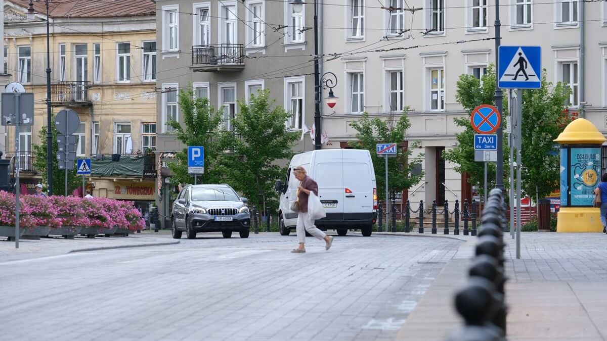 Przejście dla pieszych na wysokości Bramy Krakowskiej na ul. Królewskiej