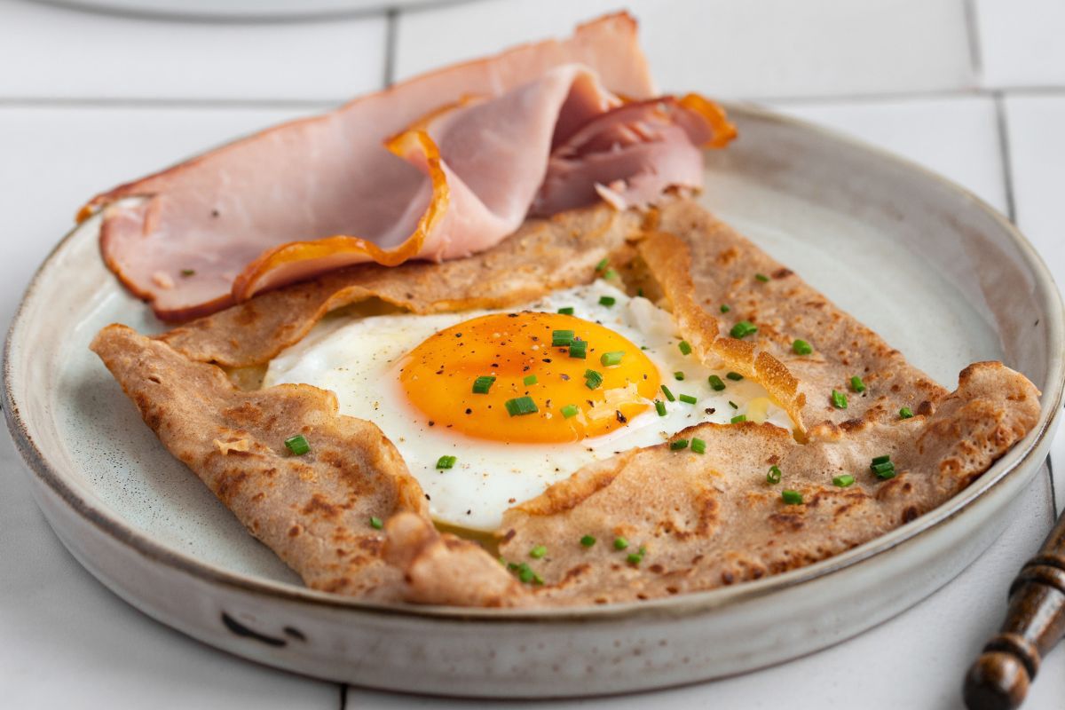 Tak podają galettes bretonnes w bistro śniadaniowym w Paryżu