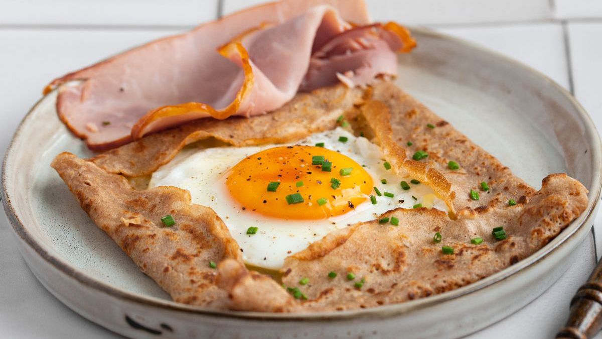 Tak podają galettes bretonnes w bistro śniadaniowym w Paryżu