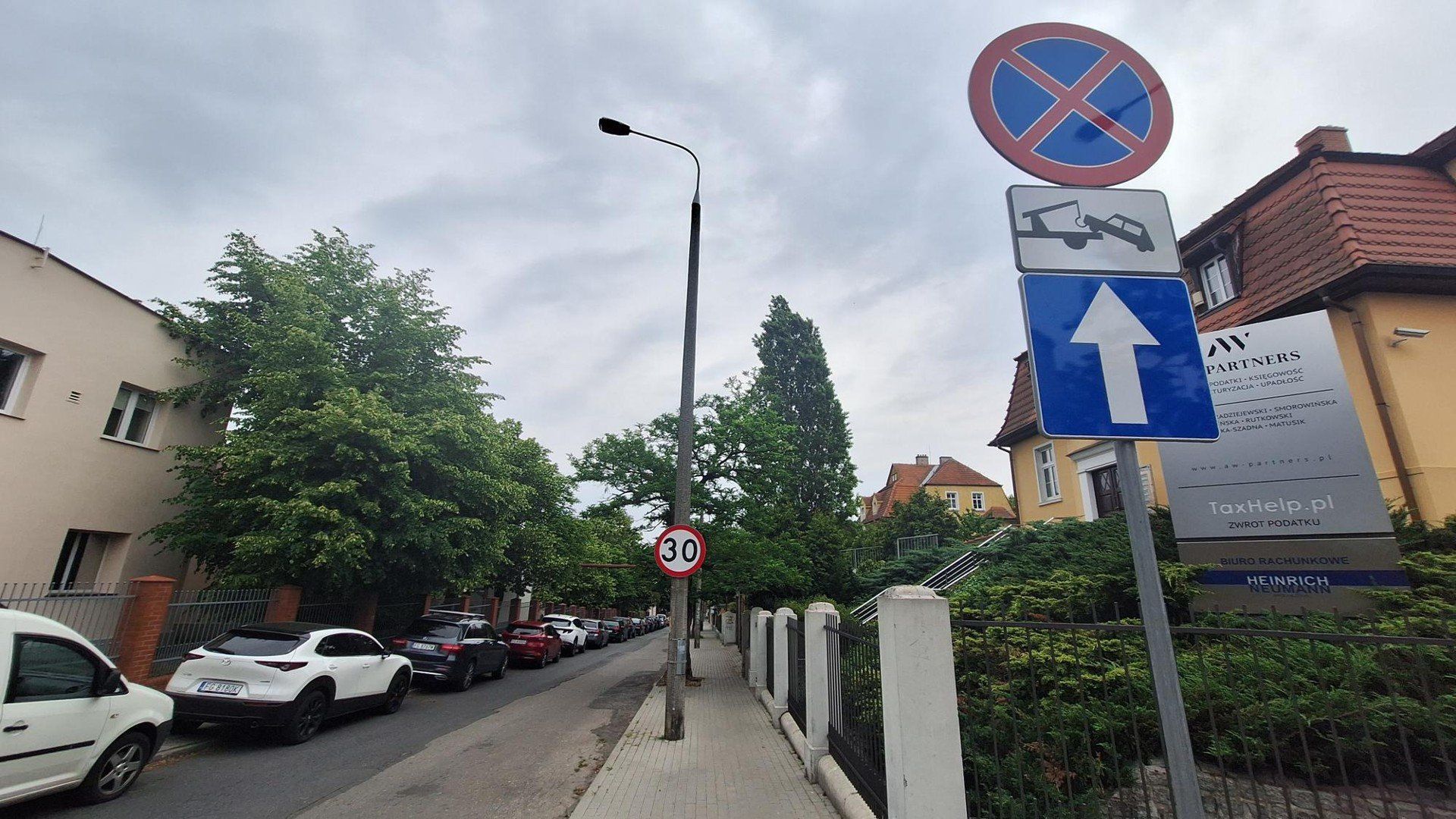 Miejsca parkingowe &#34;kiss &amp; ride&#34; powstaną po lewej stronie jednokierunkowej jezdni.