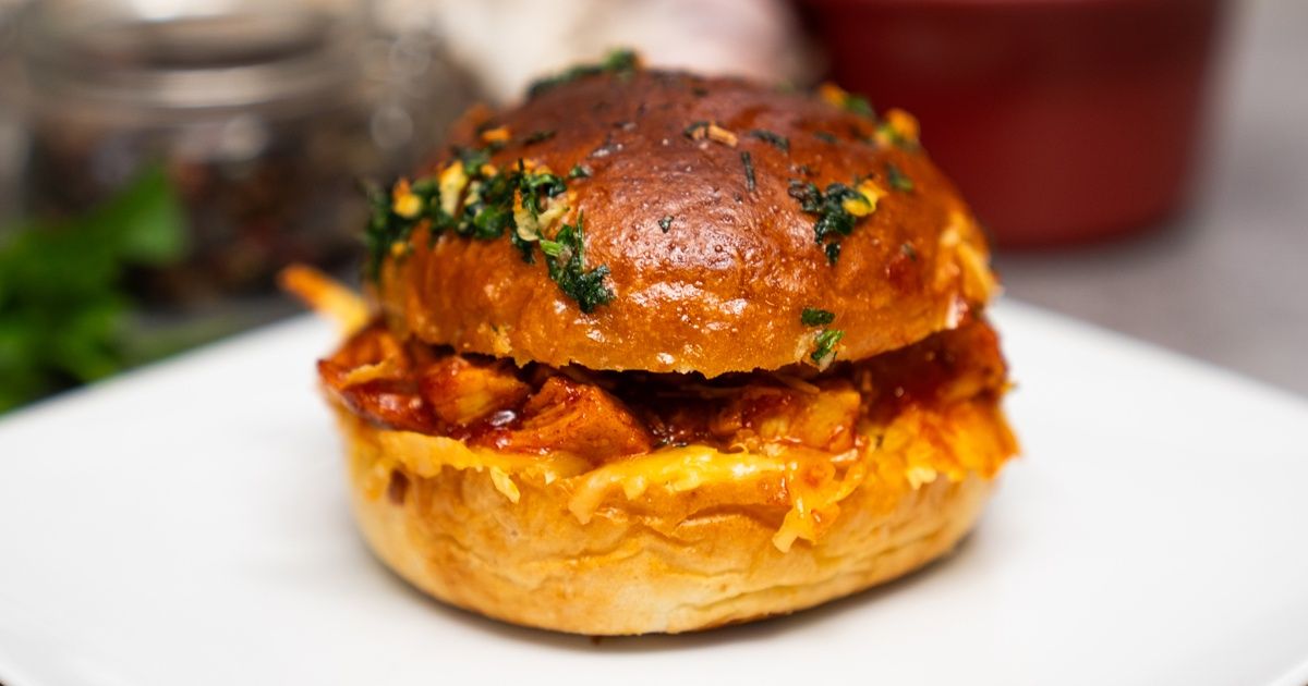 Na kolację robię bułeczki z kurczakiem i masłem czosnkowym. Nie pozostaje po nich nawet najmniejszy ślad