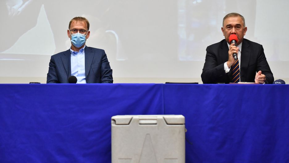 Koronawirus w Polsce. Senator PiS Grzegorz Czelej (P) i prof. dr hab. n. med. Krzysztof Tomasiewicz (L) z Katedry i Kliniki Chorób Zakaźnych Uniwersytetu Medycznego w Lublinie podczas konferencji prasowej dotyczšcej zakończenia produkcji pierwszej serii polskiego leku na COVID-19.